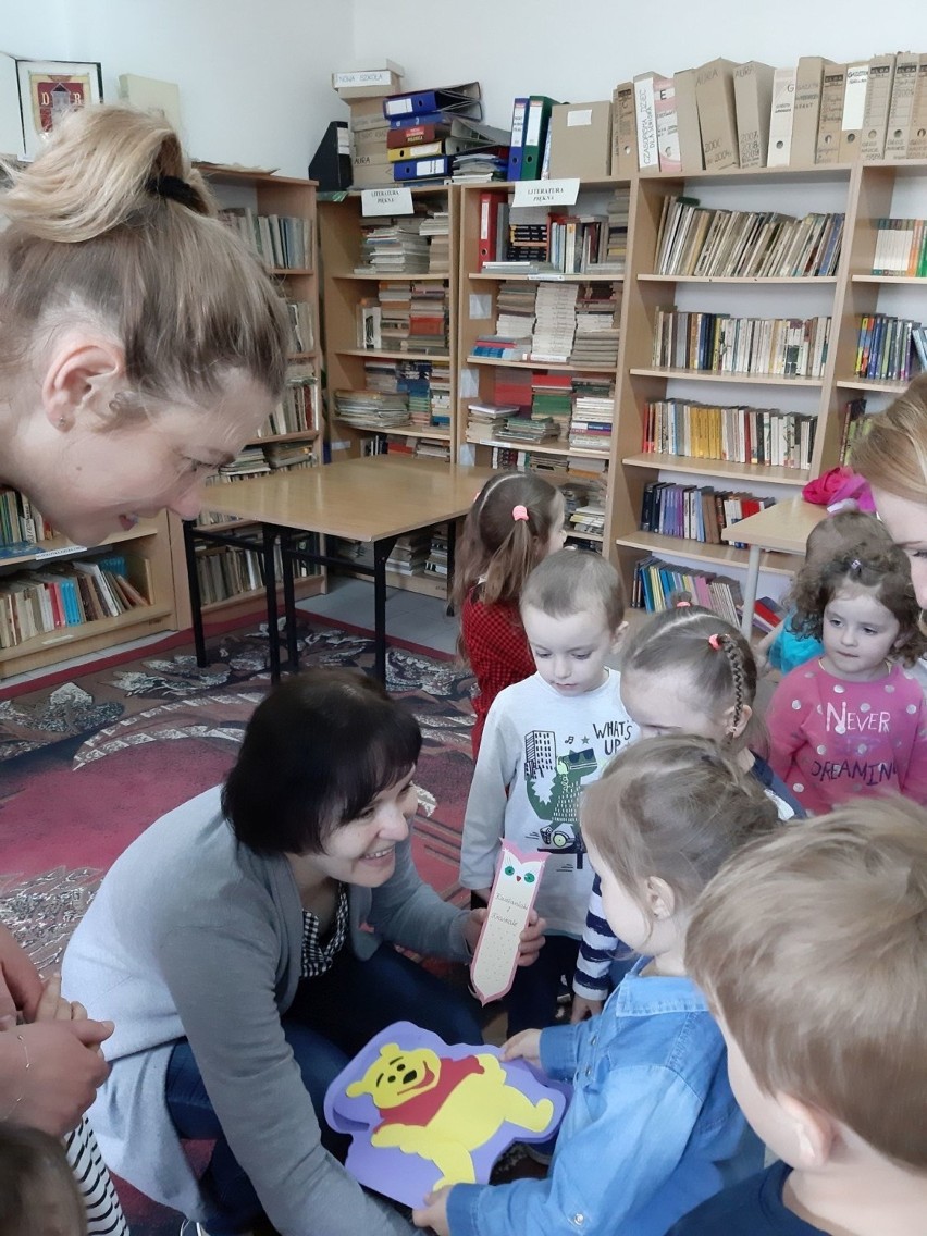 Dzieci z Przedszkola Samorządowego w Karnkowie doceniły bibliotekarkę [zdjęcia]