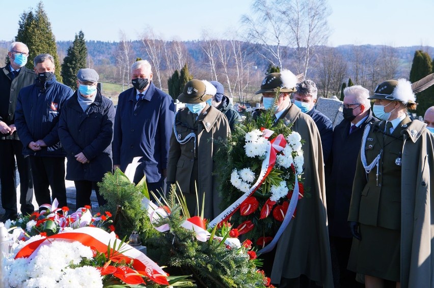 Rodzina, przyjaciele i znajomi modlili się przy grobie śp. senatora Stanisława Zająca [ZDJĘCIA]