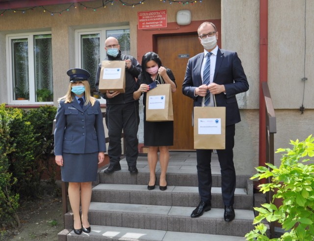 Wychowankowie Domu dziecka i młodzieży "Maciek" w Przemyślu otrzymali maseczki ochronne uszyte przez osadzonych z Zakładu Karnego w Medyce.