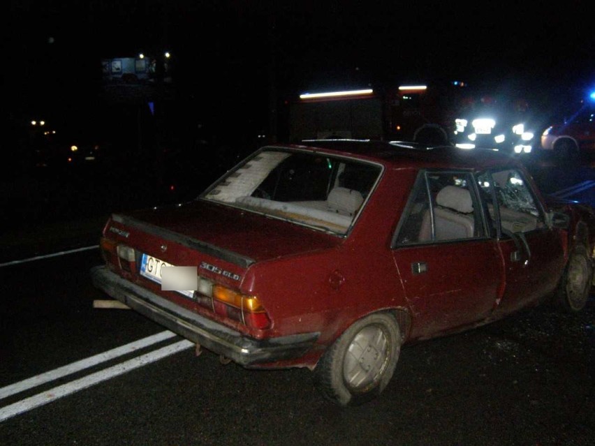 Wypadek na DK 22 w Gnojewie [ZDJĘCIA], "zakopana" karetka pogotowia i niewielkie skutki silnego wiatru