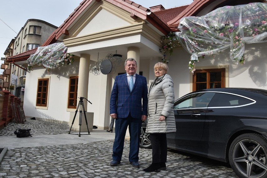 Tadeusz Rzońca z żoną przed zakupionym i odratownym przed...