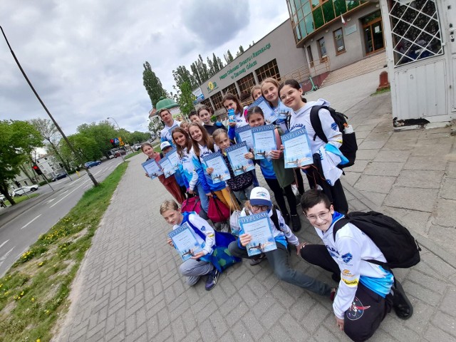 Młodzi pływacy do domów wrócili z medalami.