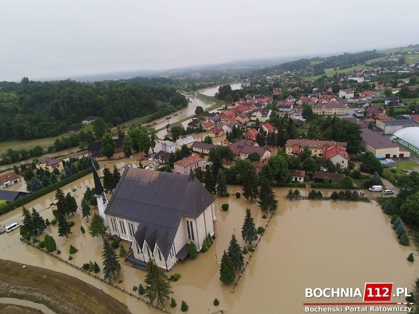 Łapanów walczy z powodzią po gwałtownej, nocnej ulewie. Przerwany wał na Stradomce, zalane drogi i domy [ZDJĘCIA, WIDEO]