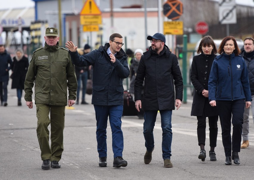 Premier Morawiecki i przew. RE Charles Michel rozmawiali z uchodźcami na przejściu w Korczowej. Polały się łzy [ZDJĘCIA]