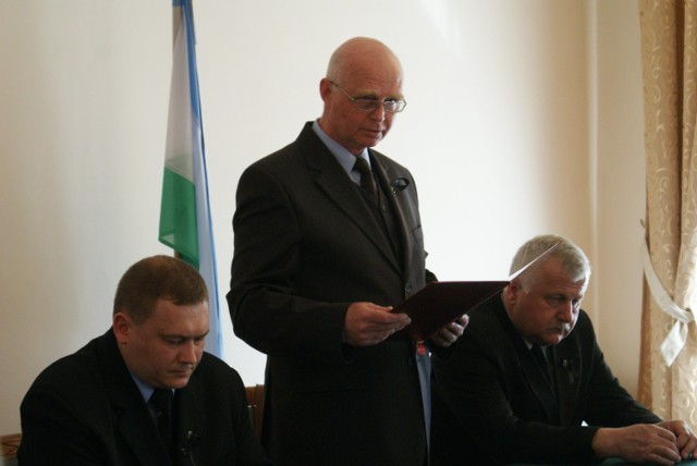 Wiceprzewodniczący rady miejskiej w Krośnie Odrzańskim Janusz Kamerduła odczytał oświadczenie radnych i burmistrza. Odezwa została przyjęta przez aklamację.