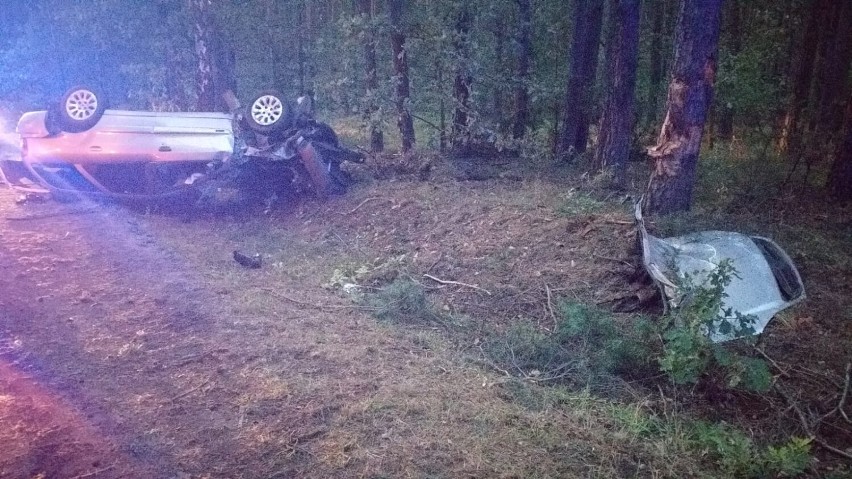 Wypadek w Piaszczycach w gminie Gomunice. Dwie osoby w szpitalu. ZDJĘCIA