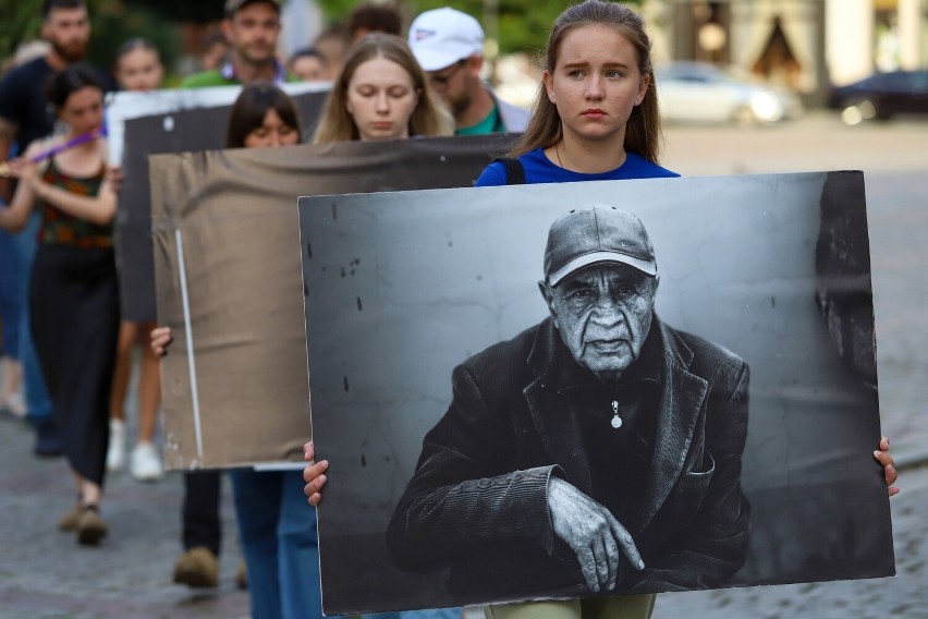 Nietypowa manifestacja w Toruniu. Ulicami starówki przeszli z portretami ofiar wojny w Ukrainie