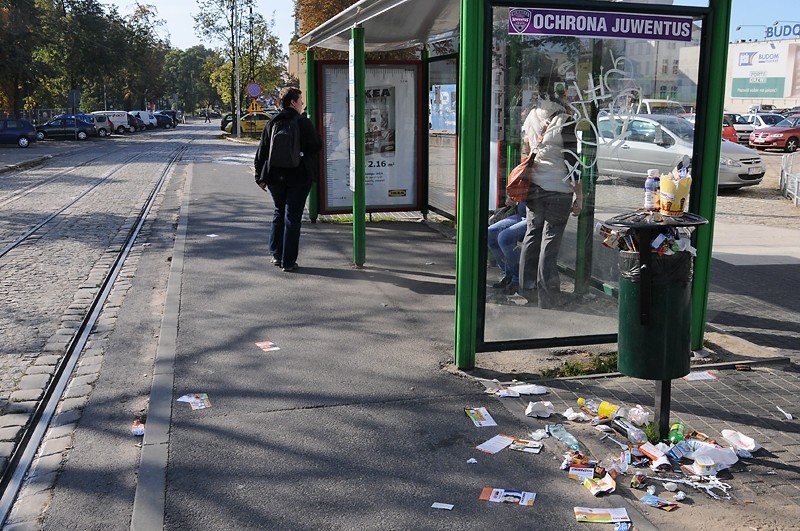 Ulotki wciąż wysypują się z koszy na śmieci [ZDJĘCIA]