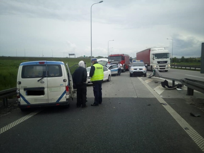 Wypadek na zjeździe A4/S3 pod Legnicą. Są ranni - kobieta w...