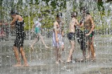 Czy można się kąpać w fontannach miejskich? GIS ostrzega przed licznymi chorobami. Które miejsca służą do bezpiecznej ochłody w mieście?