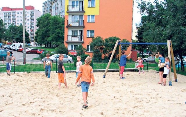 Nowy plac zabaw przy ulicy Legionów Polskich właściwie nigdy nie pustoszeje