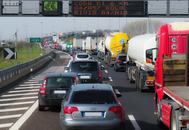 Branża transportowa boryka się z brakiem kierowców zawodowych. Zapotrzebowanie na ludzi chętnych do pracy w tym zawodzie jest ogromne. Jak wynika z szacunku firm transportowych, w naszym kraju jest już ok. 100 tys. wolnych miejsc pracy.

Także w naszym województwie firmy przewozowe poszukują pracowników. Sprawdziliśmy, na jakie zarobki mogą liczyć kierowcy zawodowi. Przejdź do GALERII>>

Polecamy także: Zarobki pracowników w Wojewódzkim Urzędzie Pracy w Zielonej Górze. Od sprzątaczki po dyrektora

Zobacz wideo: Na drogach pojawią się nowe fotoradary
