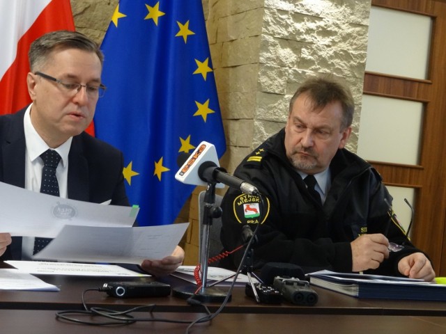 Prezydent Piotr Głowski i komendant Straży Miejskiej Wojciech Nosek na konferencji poświęconej “Bezpiecznej Pile”