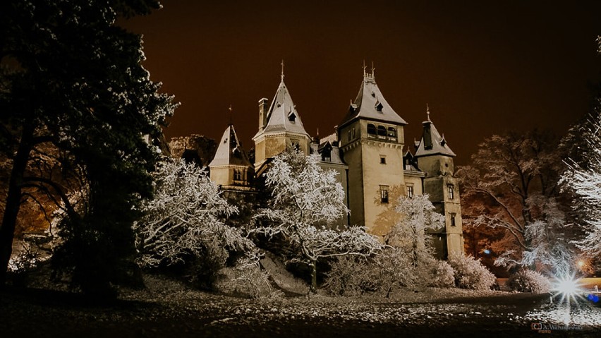 Przykryty białym puchem zamek w Gołuchowie i jego okolice wyglądały jak z bajki