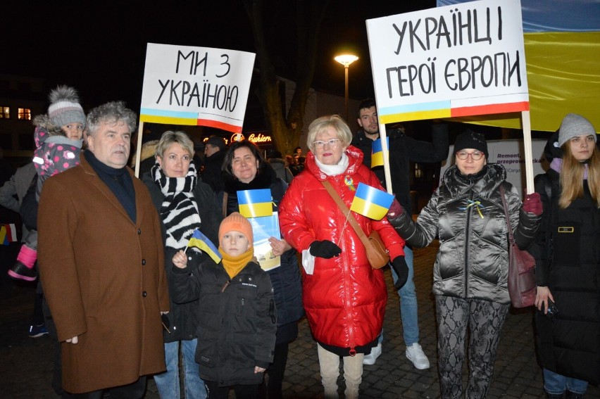 Lębork. Dziś na placu Pokoju wszyscy byliśmy Ukraińcami. Wiec solidarności z Ukrainą.