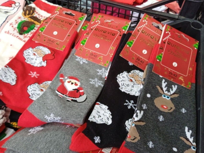 Zimowe i bożonarodzeniowe akcesoria na kieleckich bazarach. Do wyboru ciepłe skarpetki, bokserki z Mikołajem i wiele innych. Zobacz zdjęcia