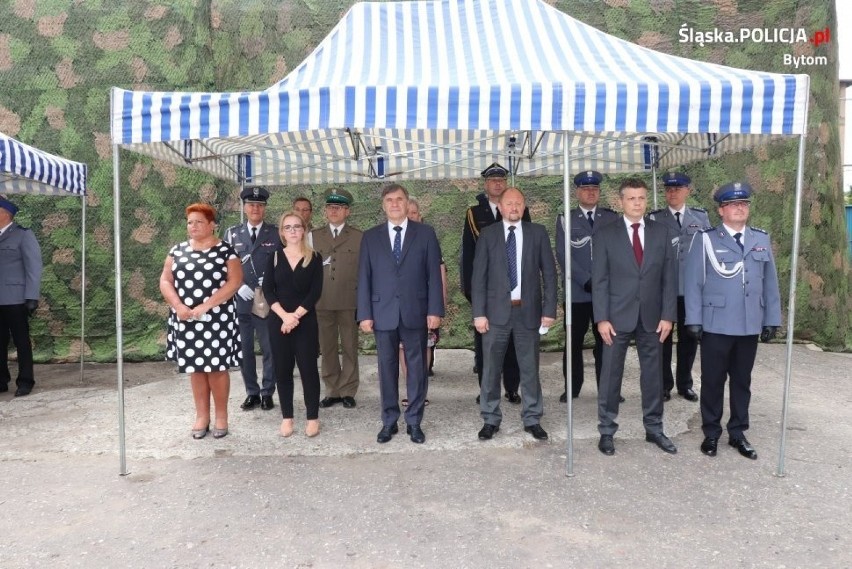 Zobacz kolejne zdjęcia. Przesuwaj zdjęcia w prawo - naciśnij...