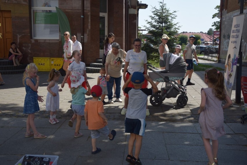 Odwiedzajcie Letnią Czytelnię przy ul. Staromiejskiej w Lęborku. Działa w każdy wakacyjny czwartek