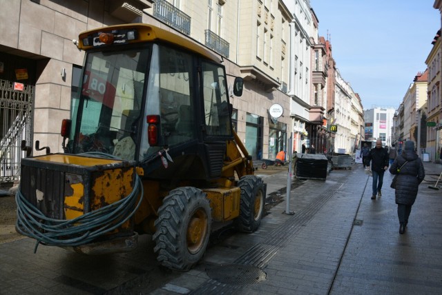 Na ulicy Dworcowej w Bytomiu od 3 lutego trwają prace związane z montażem latarń oświetlenia ulicznego oraz donic, w których już wiosną będą prowadzone nasadzenia roślinności. To bardzo ważna inwestycja. Dworcowa jest główną ulica w tym mieście.