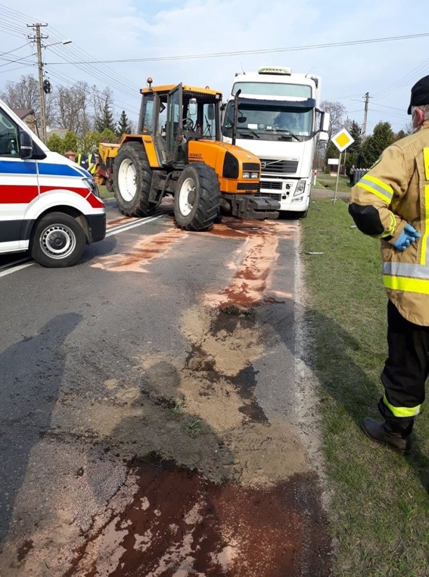 Wypadek w Wadlewie - zderzyła się ciężarówka z ciągnikiem...