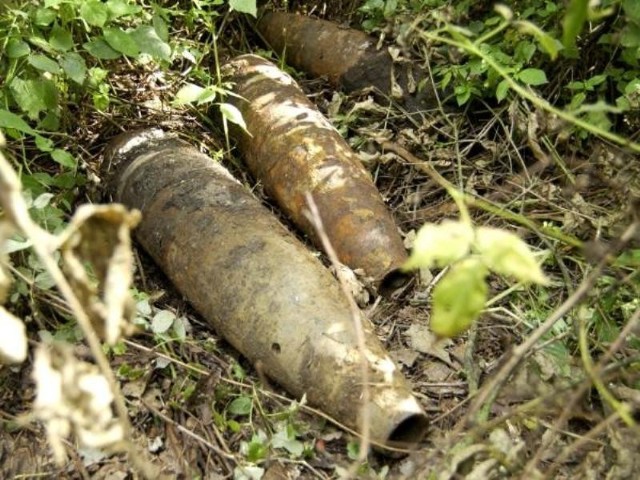 Policjanci otrzymali informację, że obok posesji  w miejscowości Witkowice znajduje się niebezpieczny przedmiot.  Policjanci ustalili, że jest to granat trzonkowy pochodzący  z czasów II Wojny Światowej. Został wykopany w trakcie prac przy pogłębianiu rowu melioracyjnego.