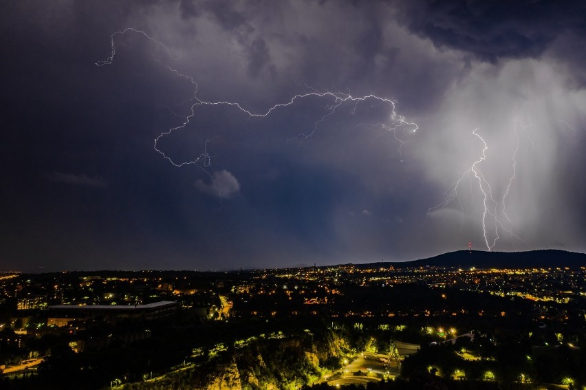 W czwartek wieczorem nad Kielce naciągnęła potężna burza,...