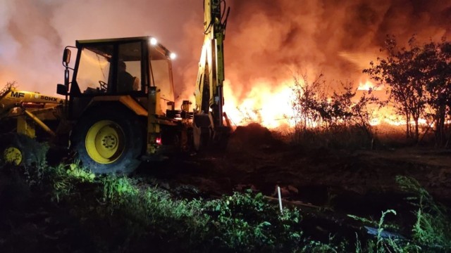 Do ogromnego pożaru w Lubnie (powiat gorzowski) doszło wieczorem (około godz. 20.00) w piątek 3 września. Działania ponad 20 zastępów strażaków na miejscu zdarzenia trwały aż do rana.

Z ogniem walczyły zastępy Państwowej Straży Pożarnej oraz jednostki OSP. Do ugaszenia pożaru wykorzystano m.in. kontener ze środkiem pianotwórczym, pojazdy z zapasowymi butlami powietrznymi i sprężarką oraz cysterny.

Jak podaje Radio Zachód, pożar wybuchł w bliskim sąsiedztwie bloków mieszkalnych. Po północy zdecydowano o ewakuacji kilkunastu okolicznych mieszkańców. 

Jak podaje Komenda Miejska Państwowej Straży Pożarnej w Gorzowie, po 18 godzinach bardzo intensywnych działań gaśniczych  pożar zlokalizowano i rozpoczęto jego dogaszanie.



Przeczytaj też:
Ponad 150 policjantów poszukiwało 9-latki, która nie wróciła do domu po szkole

WIDEO: Pożar na terenie CZG-12 w Długoszynie
