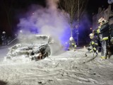 Pożar samochodu osobowego w Solcu Kujawskim. Zbiornik paliwa był nieszczelny, strażacy musieli użyć piany [zdjęcia]