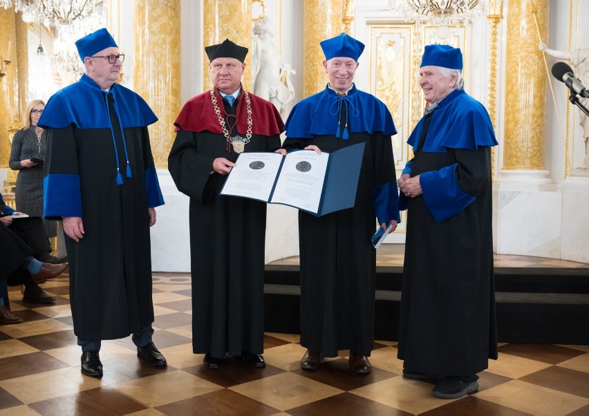 Profesor Andrzej Maciejczak odbiera medal Gloria Madecinae...