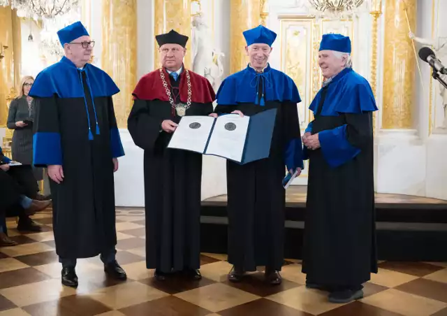 Profesor Andrzej Maciejczak odbiera medal Gloria Madecinae na Zamku Królewskim w Warszawie