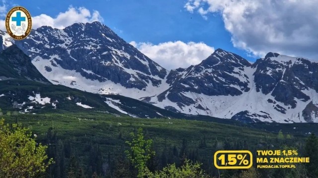 W wyższych partiach gór, zwłaszcza w Tatrach Wysokich, nadal zalega sporo śniegu. Nie zagrażają co prawda lawiny, ale śnieg nadal jest niebezpieczny