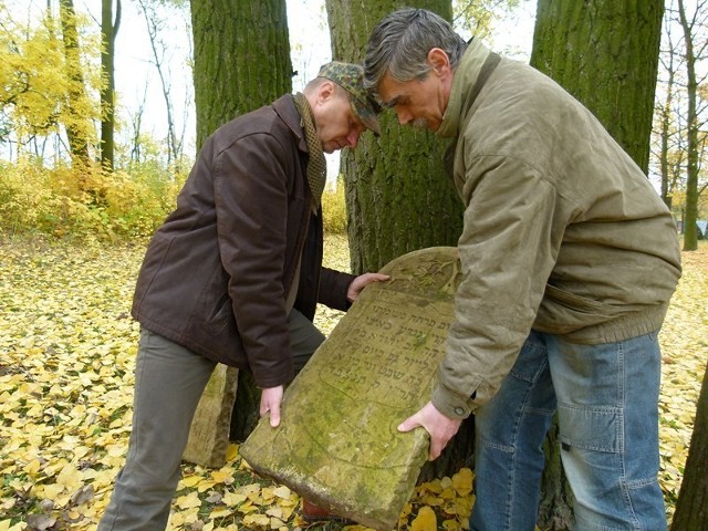 Cezary Zbrojewski i Jan Pietrzak przenieśli macewy na teren cmentarza