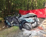 Śmiertelny wypadek w Bieruniu. Kierowca daewoo uderzył w drzewo i przekoziołkował do rowu ZDJĘCIA