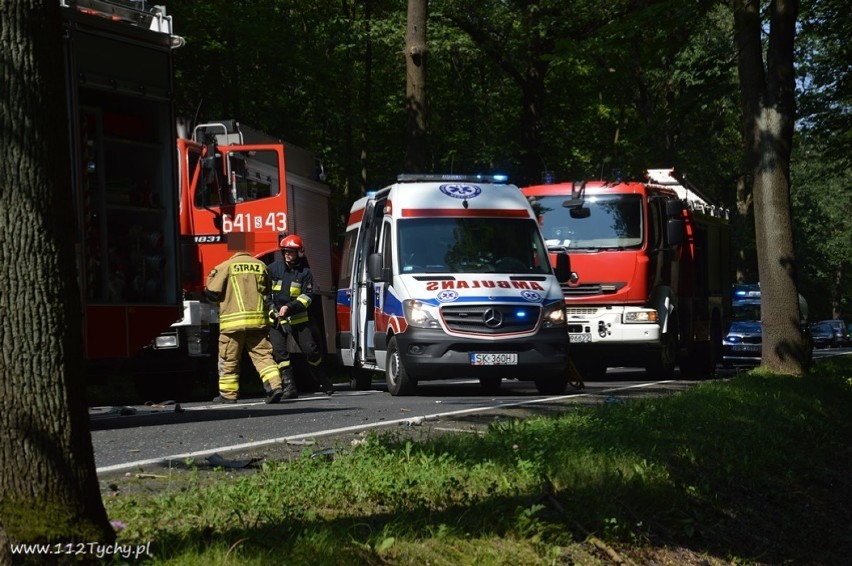 Śmiertelny wypadek w Bieruniu. Kierowca daewoo uderzył w drzewo i przekoziołkował do rowu ZDJĘCIA