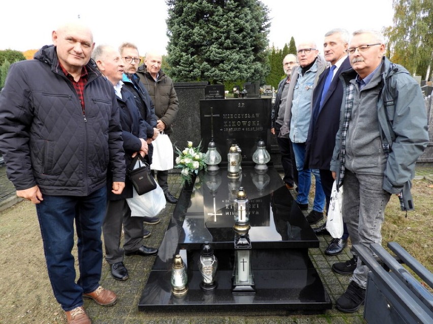 Absolwenci Technikum Mechanicznego w Pleszewie spotkali się po latach. Odwiedzili groby wychowawców i kolegów z klasy