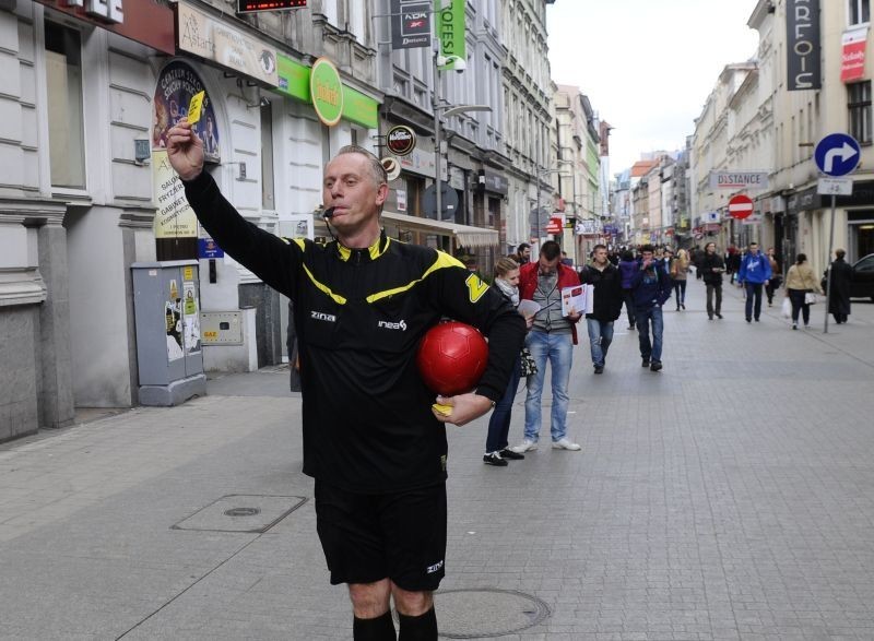 Euro 2012 coraz bliżej. Sędziowie rozdawali kartki na Półwiejskiej [ZDJĘCIA, WIDEO]