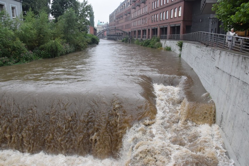 Ulewy w Beskidach. Strażacy udrażniali przepusty, usuwali zatory na rzekach, pompowali wodę z piwnic [ZDJĘCIA]