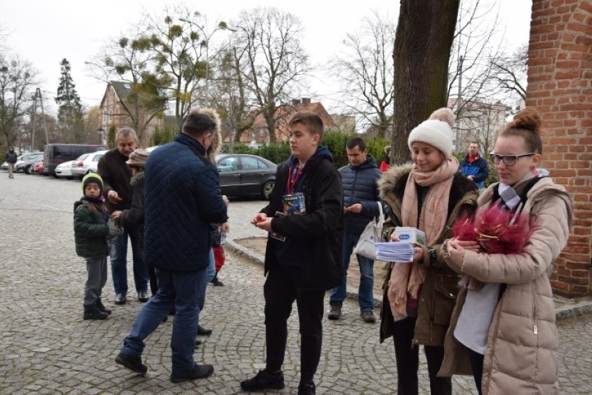 Pruszcz Gdański: Wolontariusze Wielkiej Orkiestry Świątecznej Pomocy kwestują od samego rana [ZDJĘCIA, WIDEO]