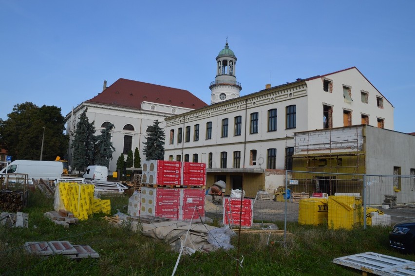 Multibiblioteka w Rawiczu. Sporo się już zmieniło, ale urząd zakłada opóźnienia [ZDJĘCIA]