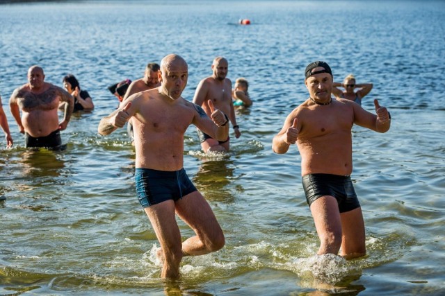 Sezon na morsowanie trwa w najlepsze. Temperatury wody powodują, że na kąpiele decyduje się coraz więcej osób. W niedzielę w Pieckach tradycyjnie spotkała się grupa morsów. Znów było mnóstwo zabawy, frajdy i radości. Zobacz zdjęcia przesuwając gestem lub strzałką w prawo >>>>