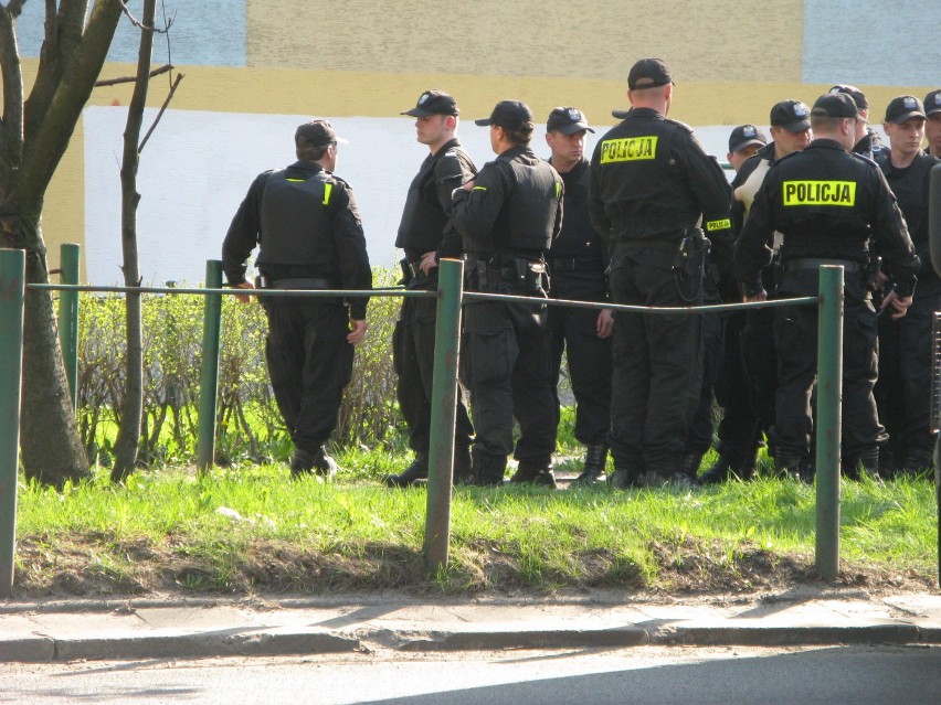 W okolicach ul. Dąbrowskiego zauważono mężczyznę z bronią....