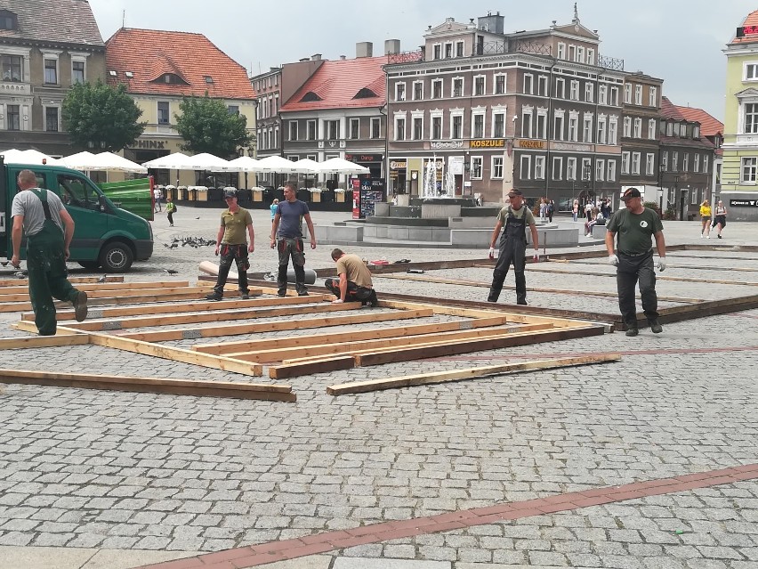 Zakład Zieleni Miejskiej rozpoczął budowę plaży na Rynku