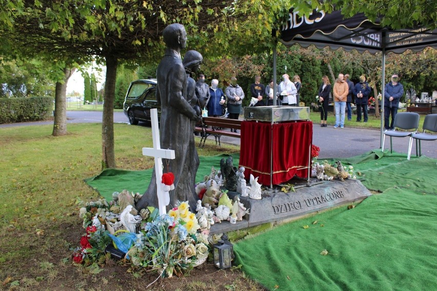 Pogrzeb dzieci utraconych na Nowym Cmentarzu w Słupsku