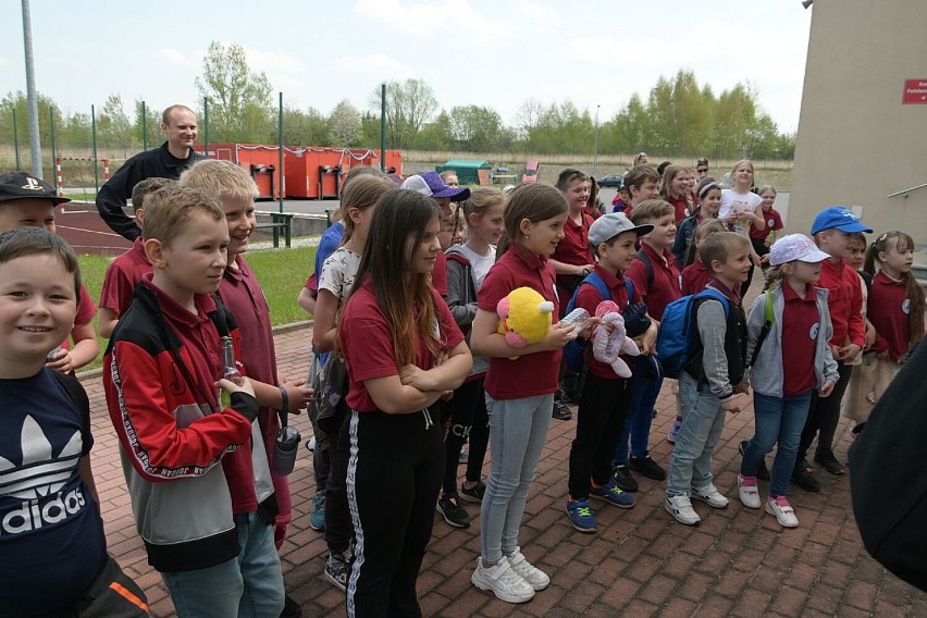 Międzynarodowy Dzień Strażaka 2022 Wałbrzyskie dzieci odwiedziły komendę straży pożarnej