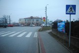 Wypadek w Tomaszowie na skrzyżowaniu Opoczyńskiej i Wąwalskiej. Passat potrącił pieszego