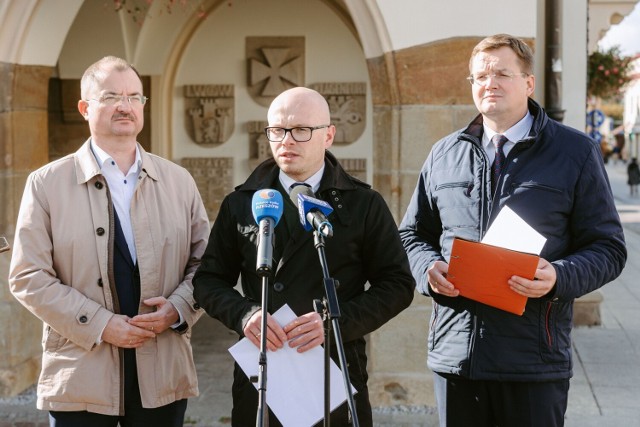 Radni Waldemar Szumny (z lewej), Marcin Fijołek (w środku) i Mateusz Szpyrka chcą aby pracownicy miejskich jednostek i wydziałów byli odpowiednio wynagradzani.