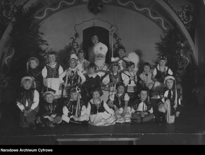 Święty Mikołaj u dzieci członków Koła Rodziny Wojskowej w Przemyślu, 1933 rok