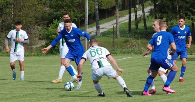 W XX kolejce klasy okręgowej Tempo Nienaszów (niebieskie stroje) wygrało z Górnikiem Grabownica Starzeńska 4-1