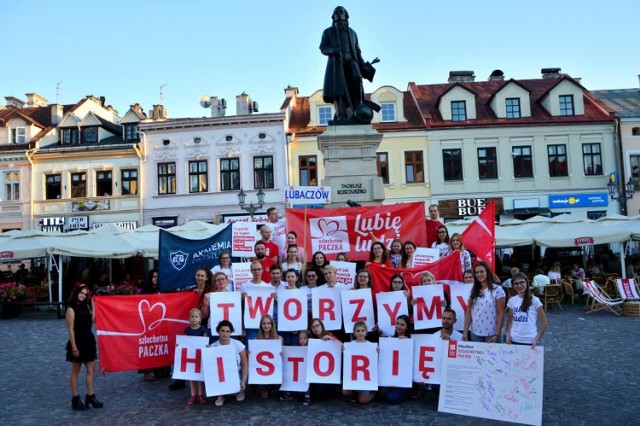 Jeszcze tylko 100 dni zostało Szlachetnej Paczce do świąt. A przed nią sporo pracy. Aby pomóc potrzebującym rodzinom przyda się każda para rąk. Tych niestety brakuje. 
-&nbsp;Wciąż szukamy wolontariuszy - mówi nam Karolina Magryś ze Szlachetnej Paczki. - Stąd też ta impreza. Mamy nadzieję zachęcić się  do zgłoszenia się nowe osoby.

Jeśli wolontariusze się nie znajdą, wiele rodzin nie dostanie upragnionej paczki w święta.  

Zobacz także: „Bądź lokalnym herosem”. Startuje rekrutacja wolontariuszy do Szlachetnej Paczki
