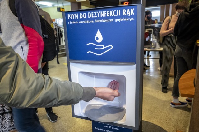 Obowiązek dezynfekowania rąk przy wejściu, maseczki w częściach wspólnych podczas przerw - o tym trzeba będzie pamiętać w nowym roku szkolnym 2021/2022